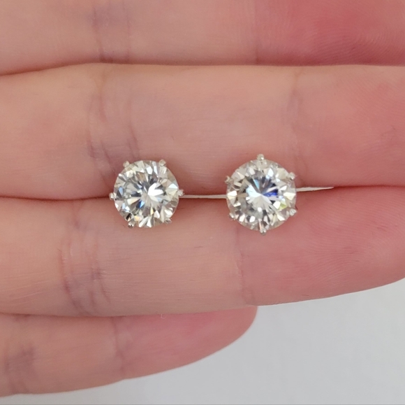 New 4ct Beautiful Moissanite Diamonds Stud - Picture 5 of 8